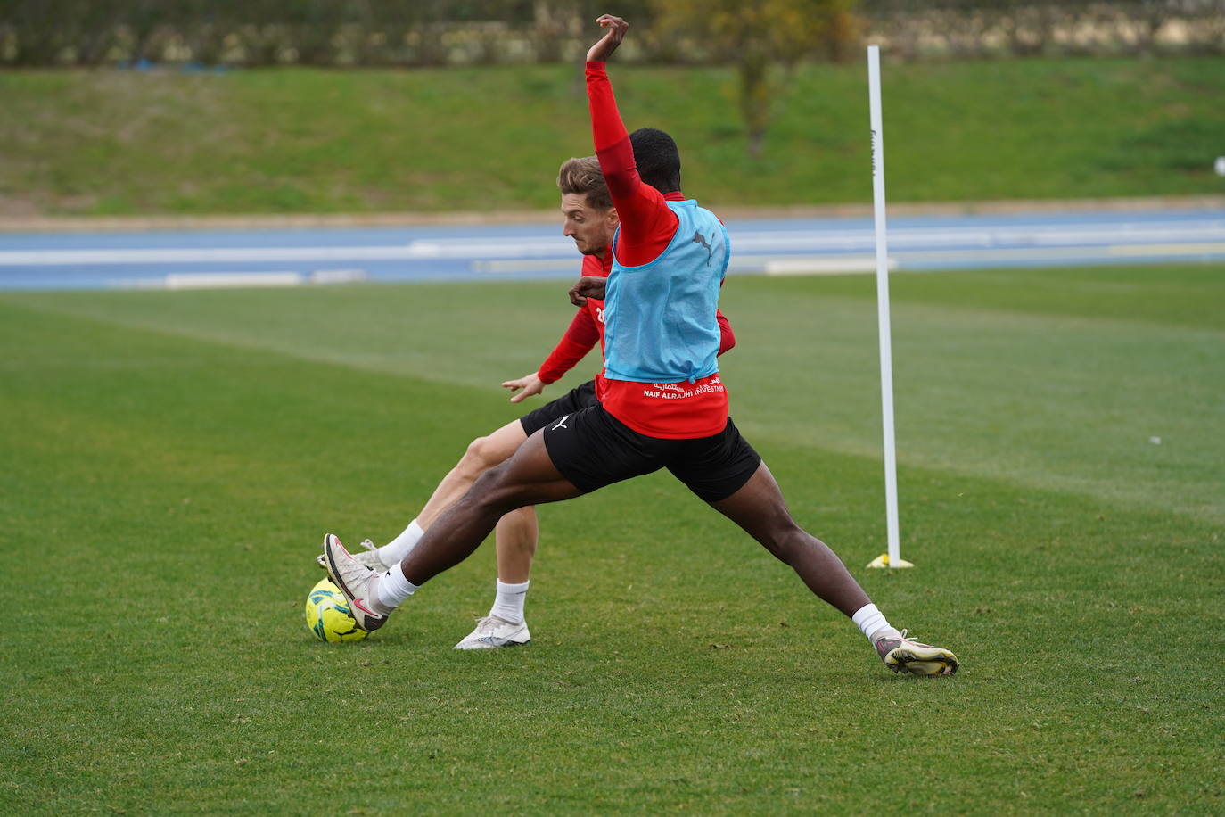 Sergio Akieme tapa a Iván Balliu, que intenta escapar. Ambos apuntan a estar en el once en el partido de hoy. 