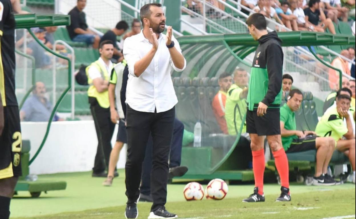 Diego Martínez durante aquel primer partido en Elche. 