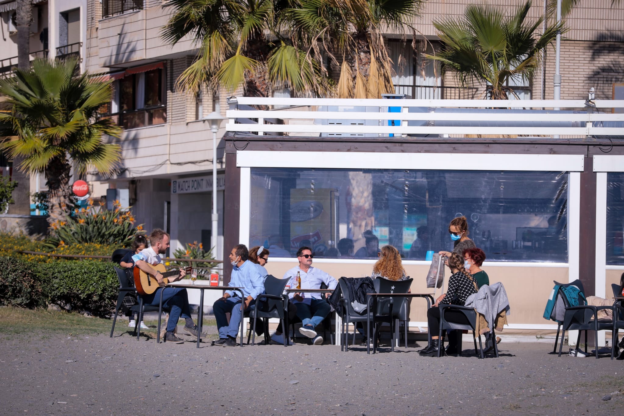 El sol anima a los vecinos de la capital a bajar al litoral, donde los más atrevidos se bañan en pleno mes de diciembre