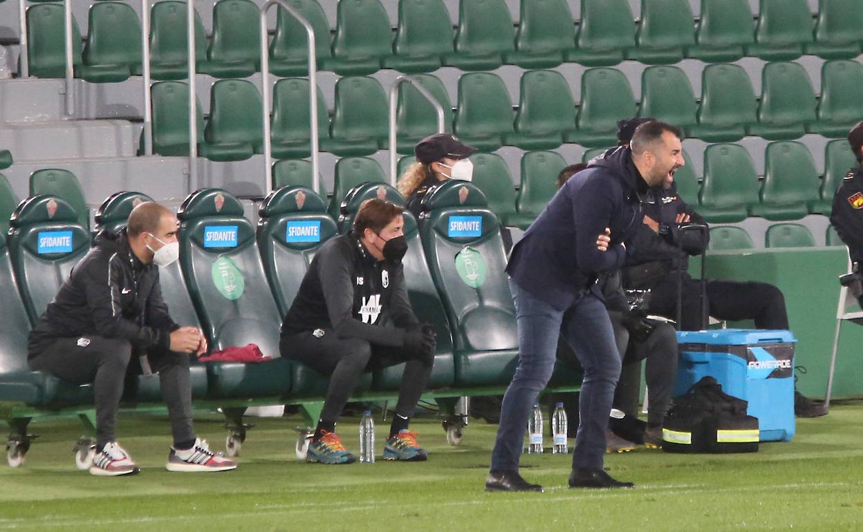 Diego Martínez se desgañita en la dirección y motivación de sus hombres en Elche. 
