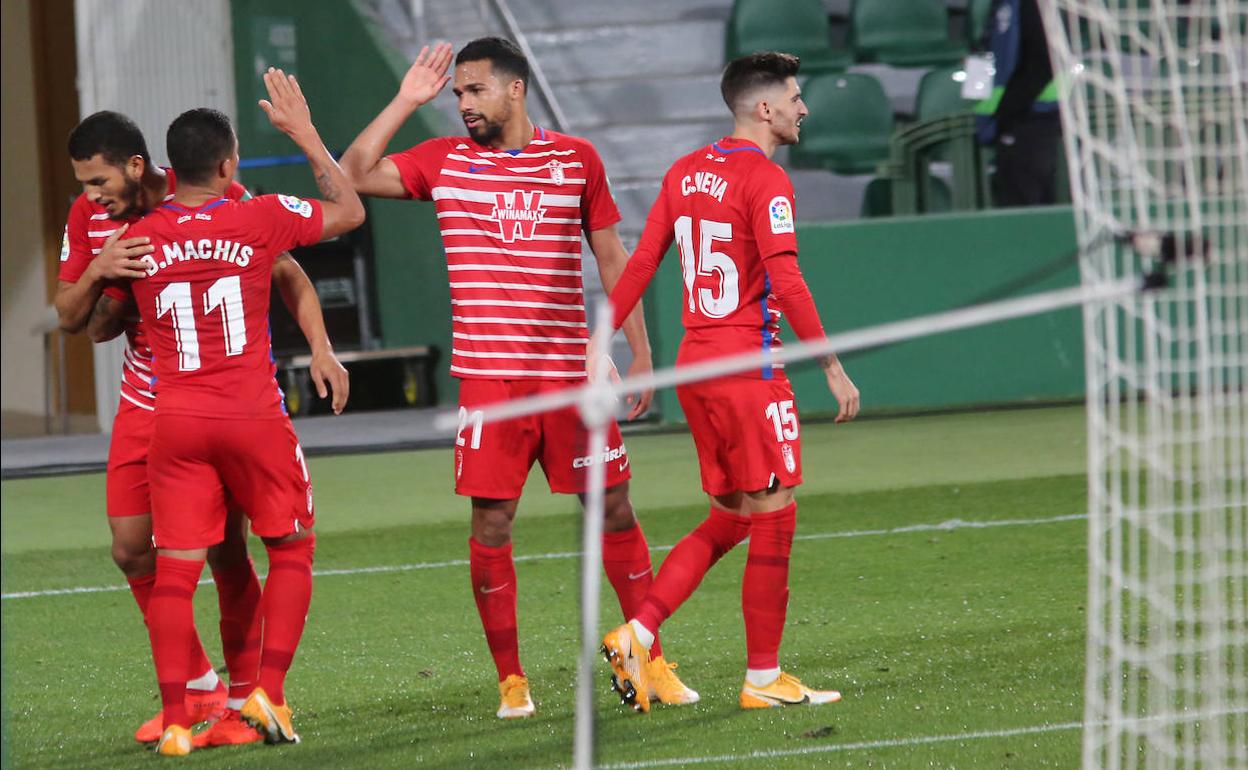 Machís abraza a Suárez tras el gol, con felicitación de Herrera. 