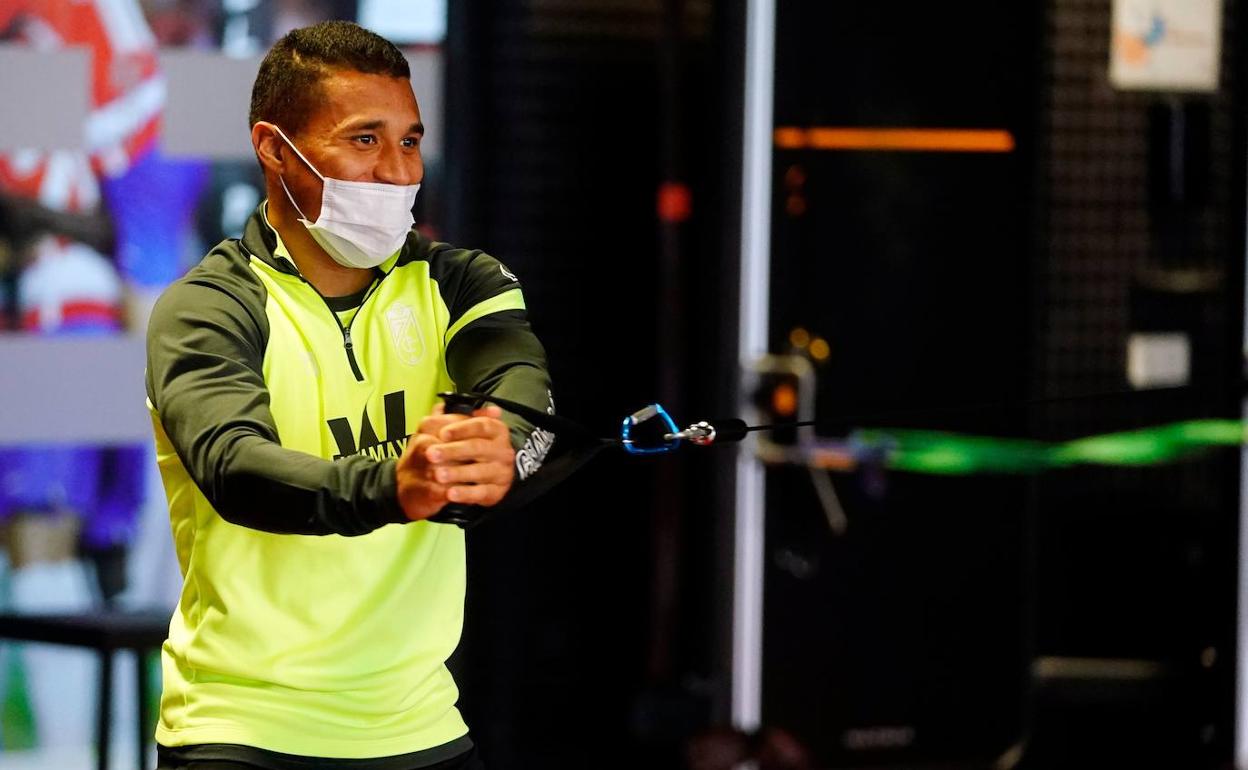 Darwin Machís practica con una polea en el gimnasio de la Ciudad Deportiva del Granada. 