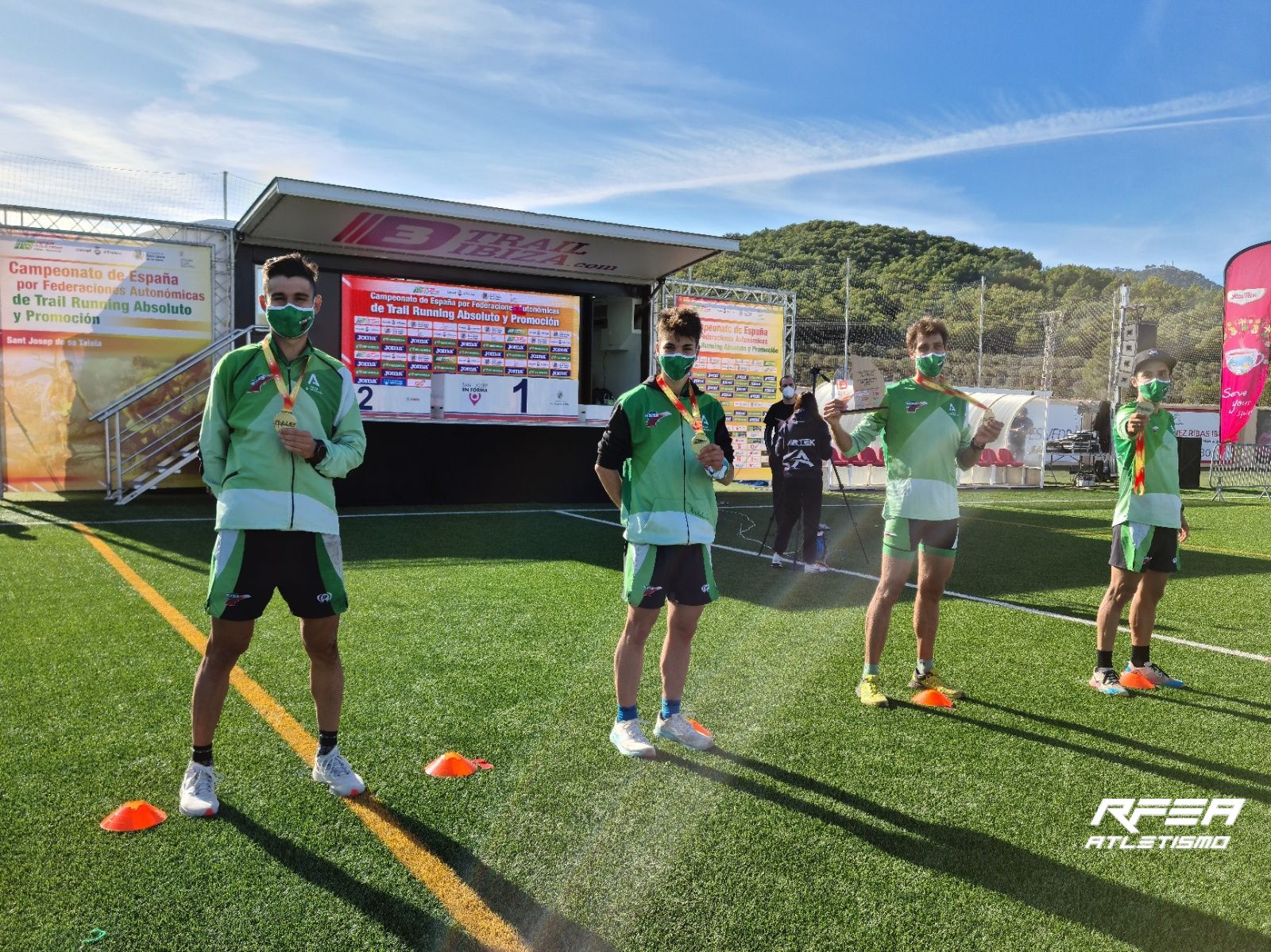 La selección andaluza de trail, con sus medallas en Ibiza. 