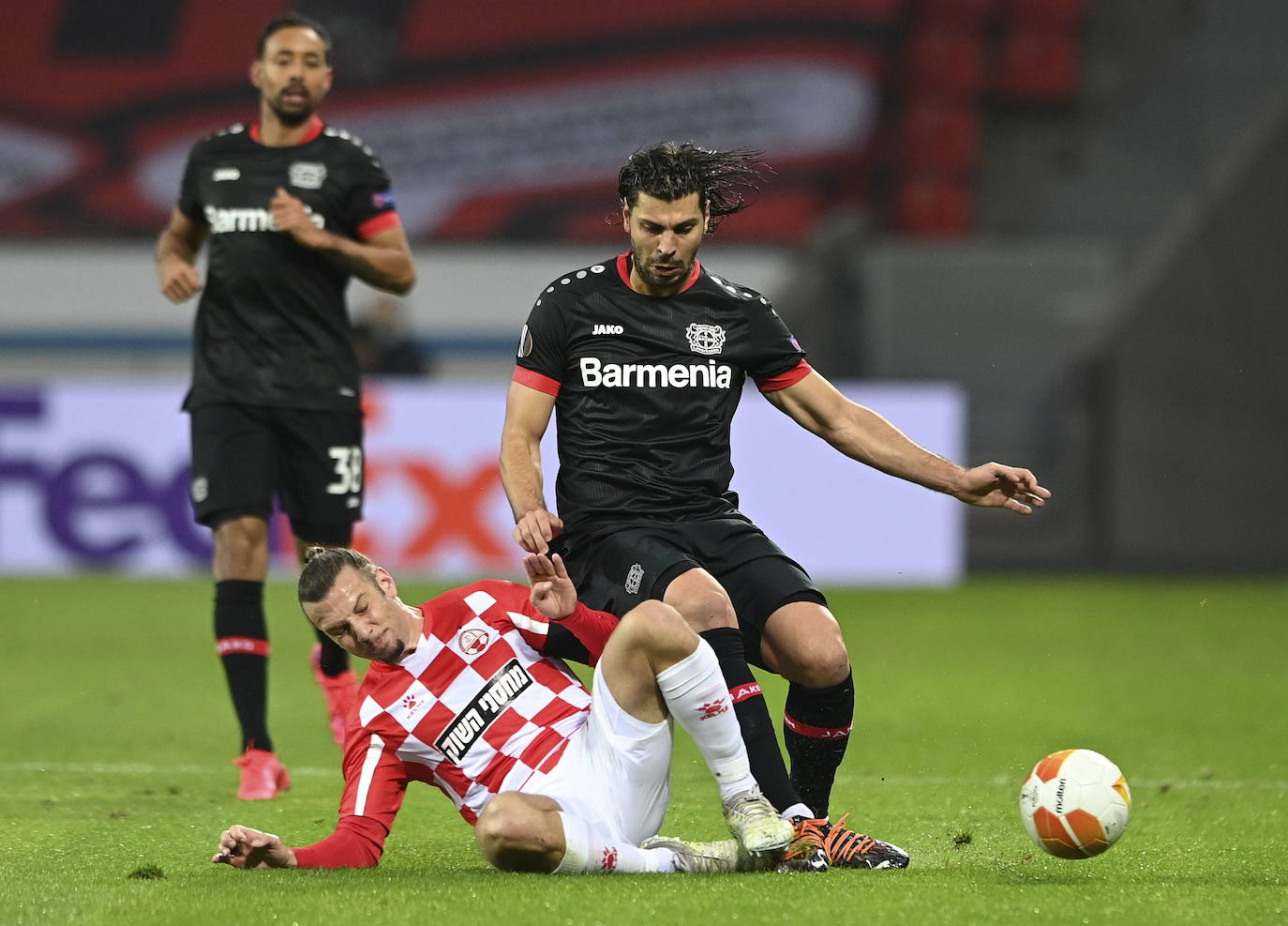 Un futbolista del Bayer Leverkusen pugna por un balón en un partido contra el Apoel. 