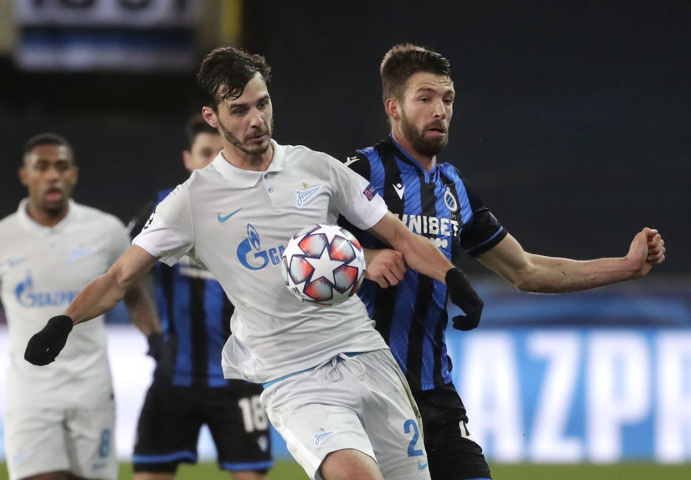 Dos futbolistas del Brujas y el Zenit en un lance en Champions. 