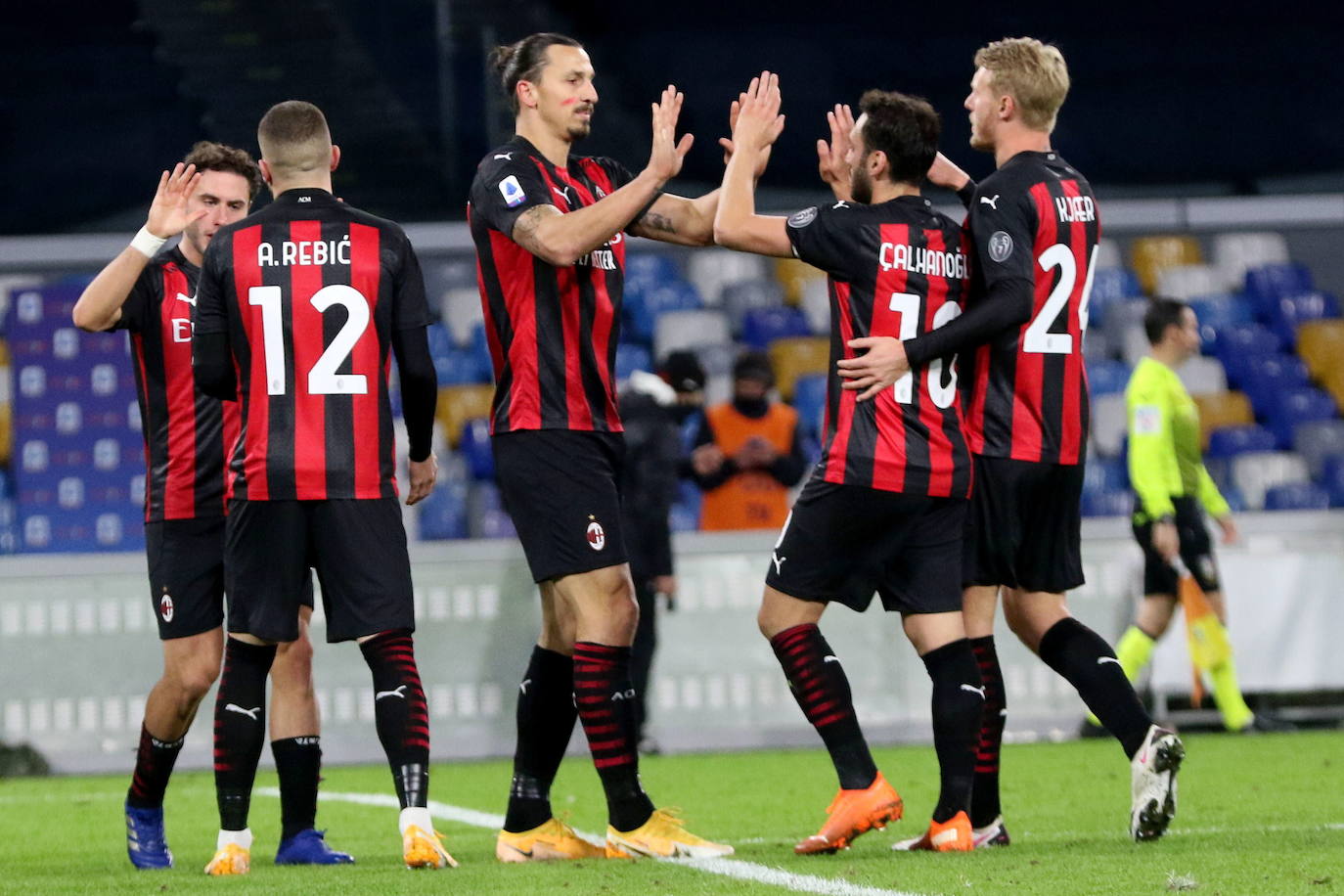 Zlatan Ibrahimovic y su séquito celebran un gol. 