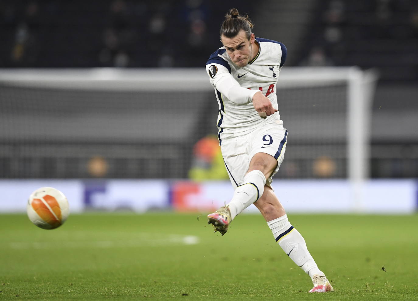 Gareth Bale chuta el balón en un partido del Tottenham en Europa League. 