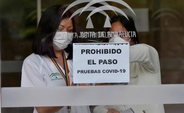 Andalucía suma 13 muertes y 718 casos y sitúa su tasa por debajo de 145