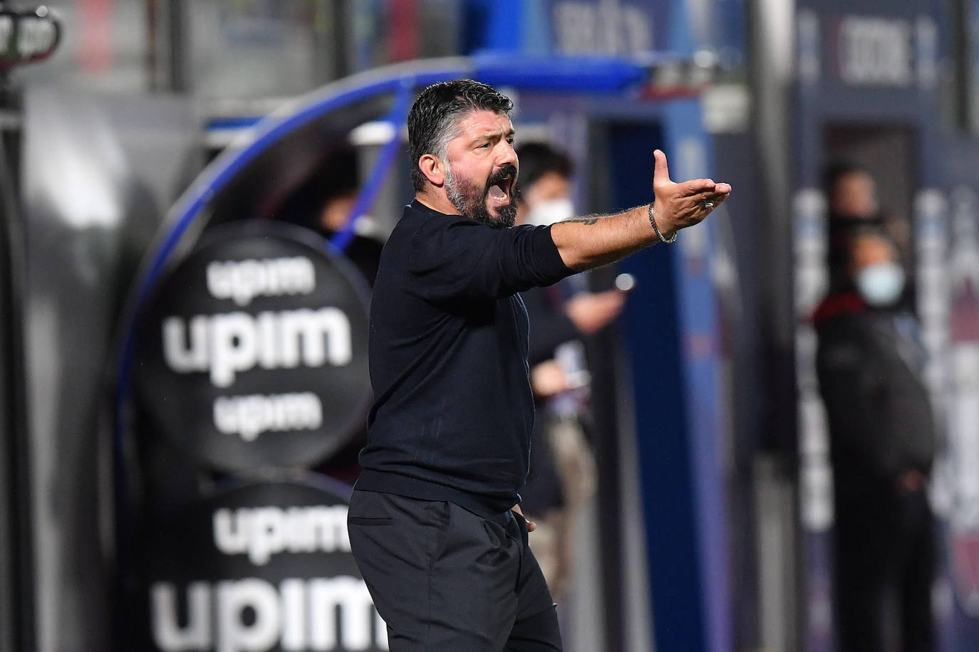 Gattuso se dirige a sus jugadores con energía durante un partido. 