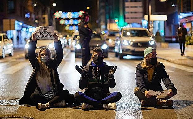 Varias decenas de personas han vuelto a salir a la calle.