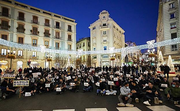 Imagen principal - Navidad en Granada | Nueva jornada de protesta de los hosteleros granadinos por las medidas de la Junta
