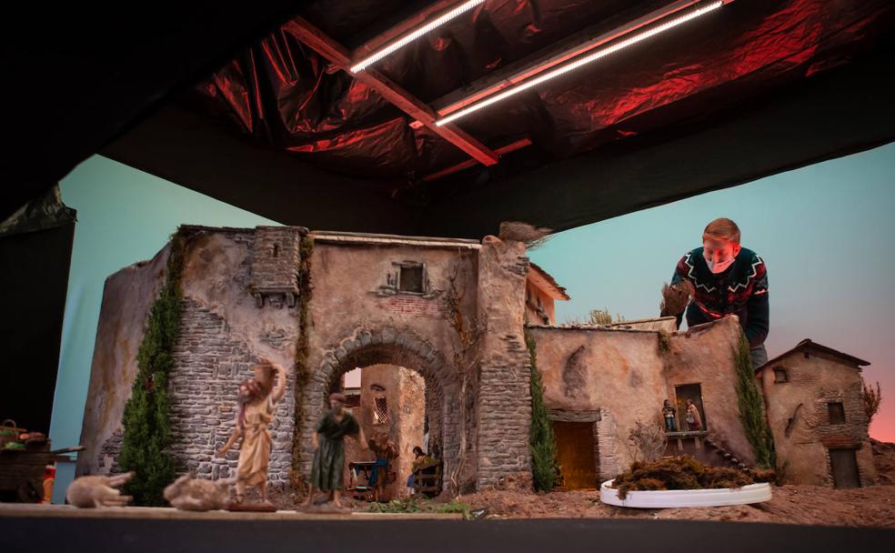 La Asociación de Amigos del Belén de Granada ha sido la encargada de montar el belén del Ayuntamiento. 