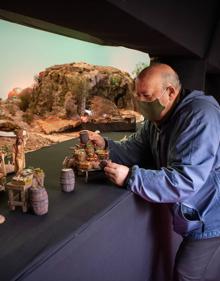 Imagen secundaria 2 - Preparando el belén municipal, ya inaugurado. 