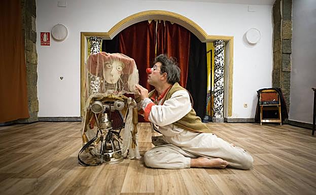 Piero ensaya y da clases en el Liceo Berta del Realejo. 