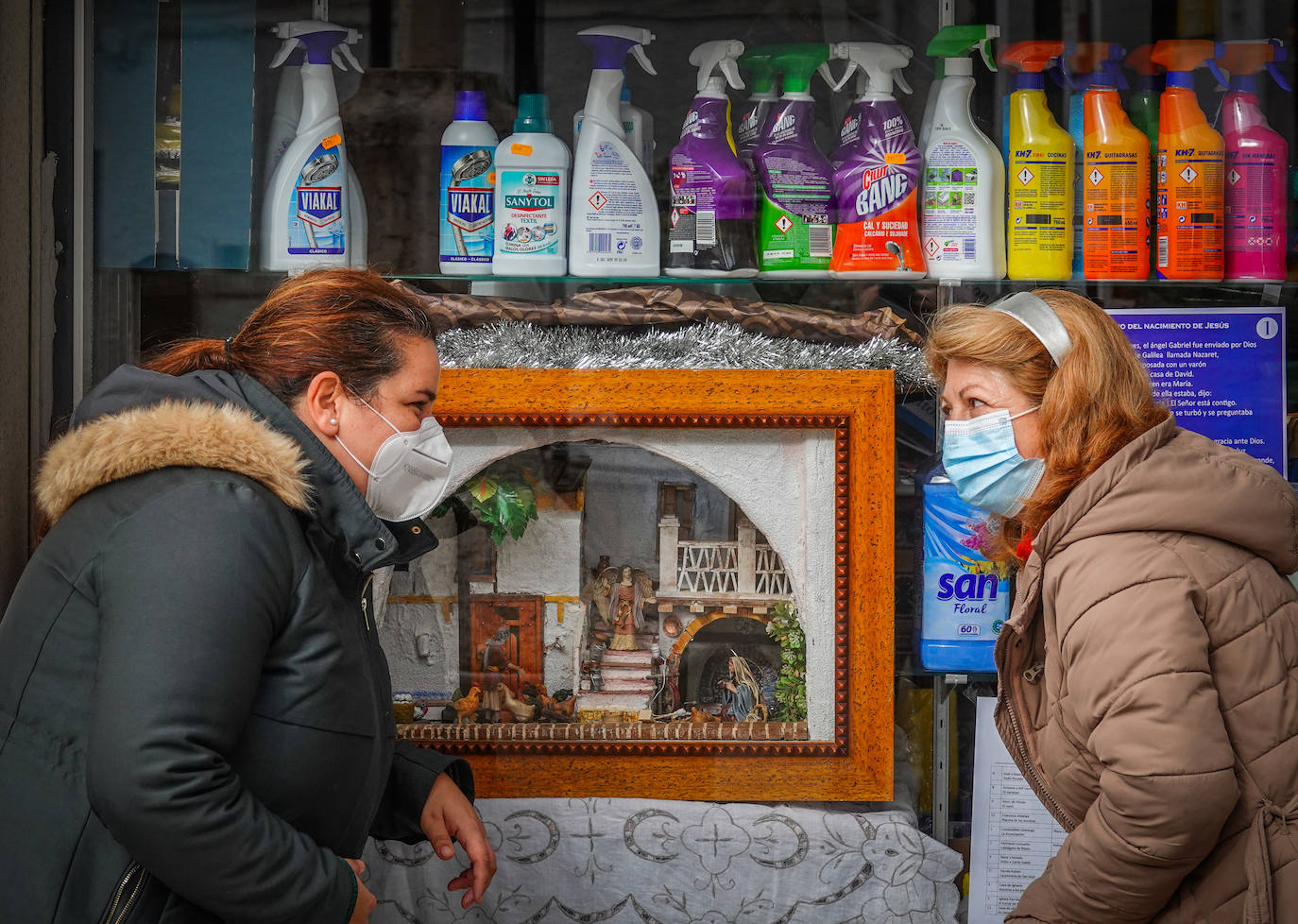 Ana y Blanca observan 'La anunciación', en el escaparate de la tienda de Domingo, en la plaza de Víznar. 