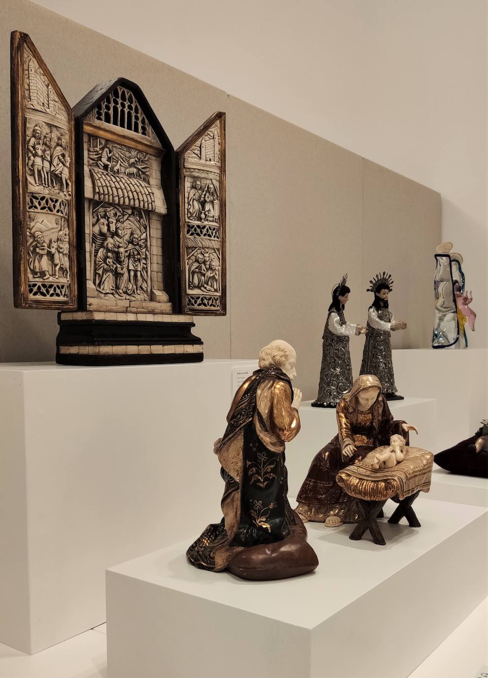 La exposición muestra belenes de los cinco continentes. 