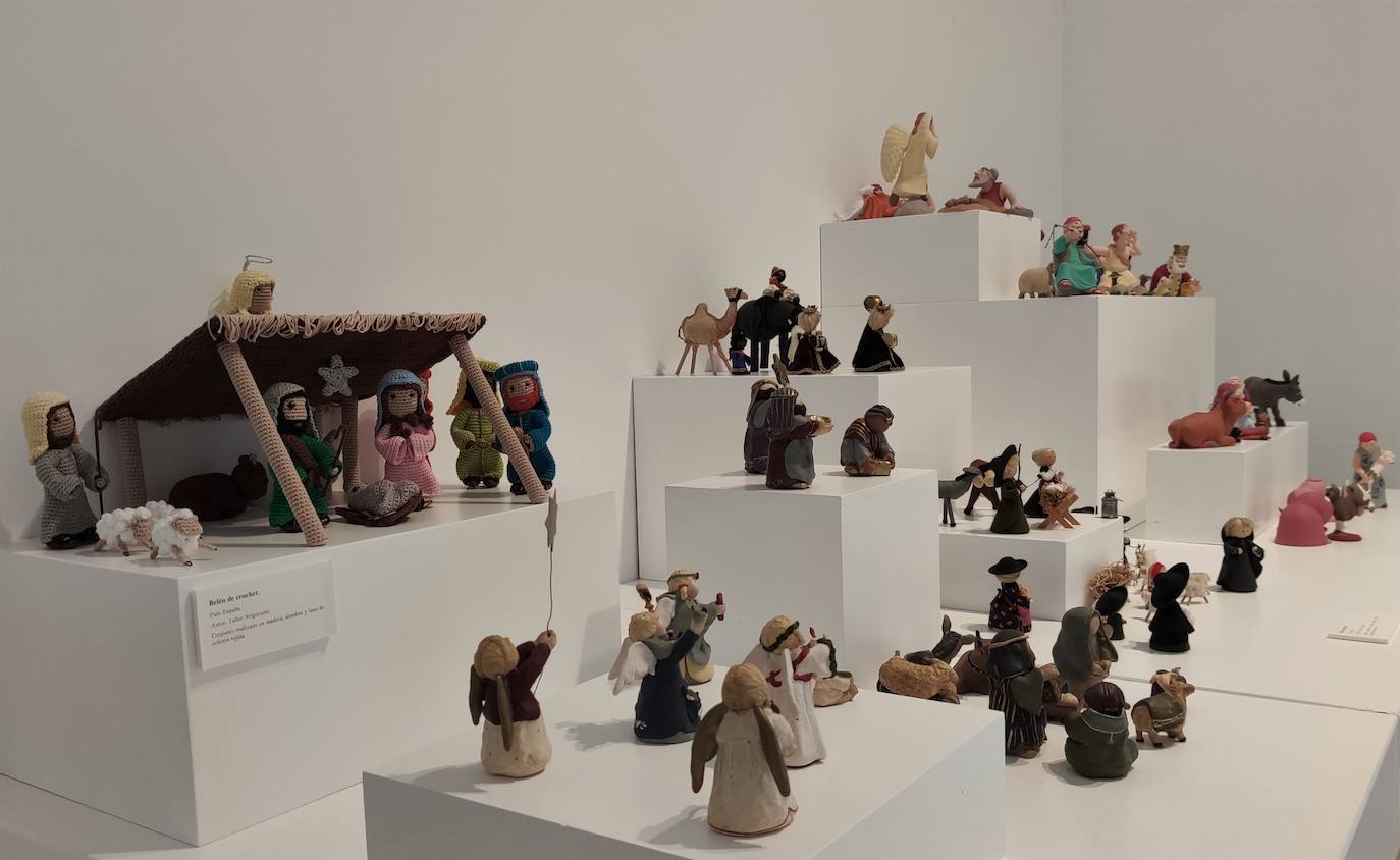 La exposición muestra belenes de los cinco continentes. 