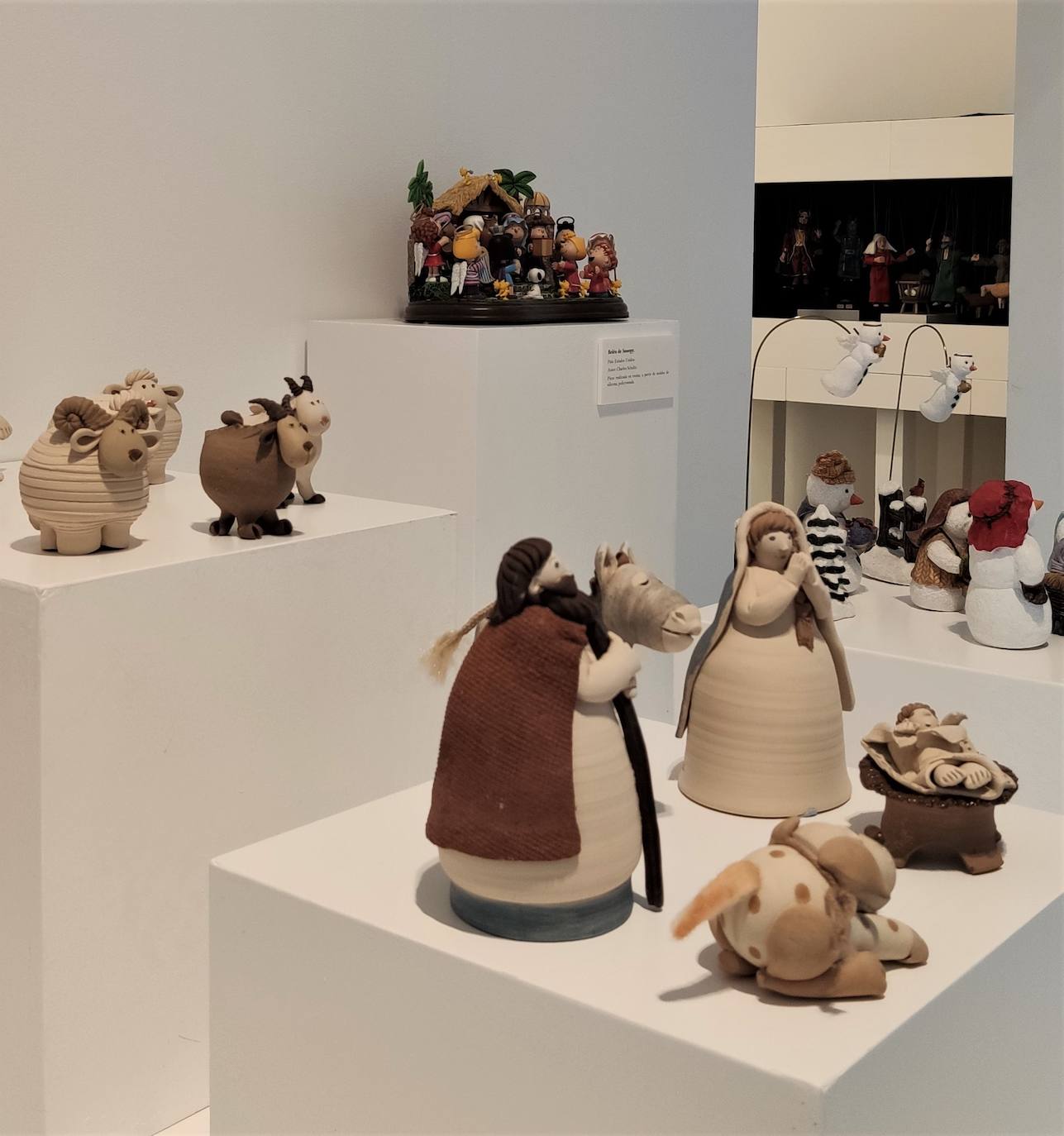 La exposición muestra belenes de los cinco continentes. 