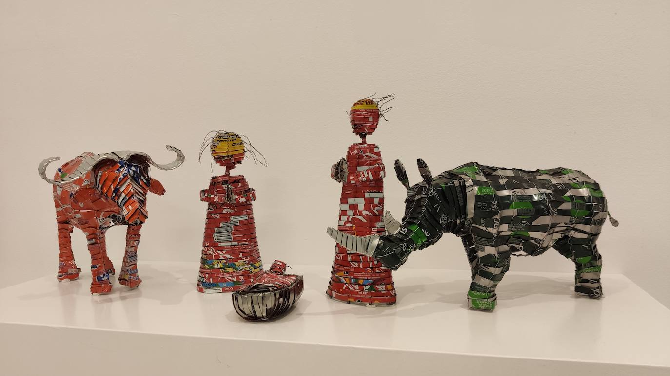 La exposición muestra belenes de los cinco continentes. 