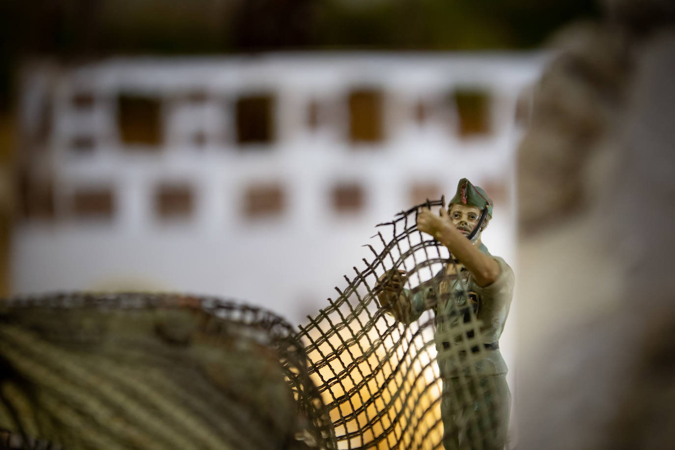 Últimos detalles al belén del Madoc, ya abierto. 