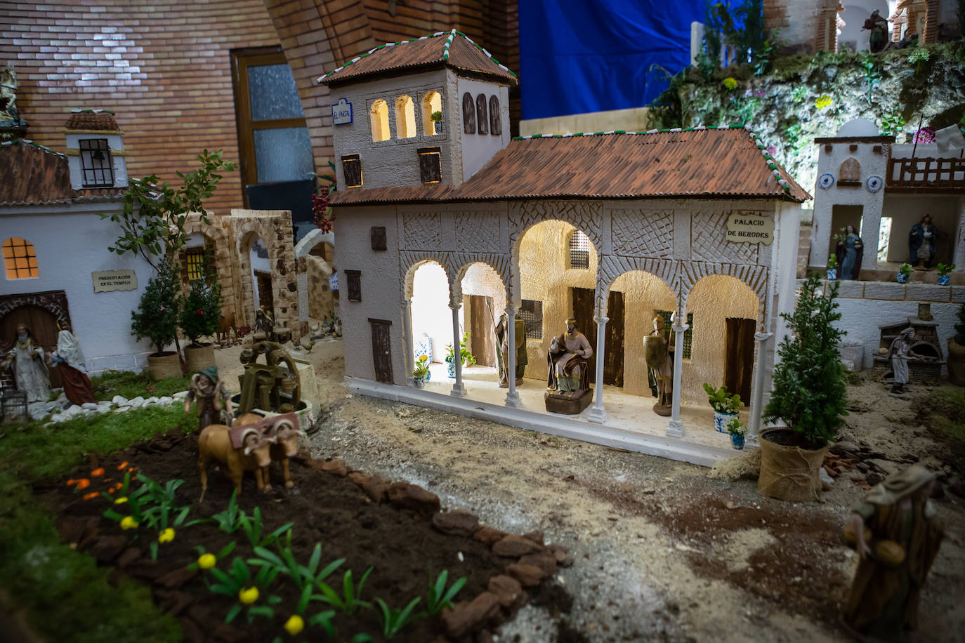 Últimos detalles al belén del Madoc, ya abierto. 
