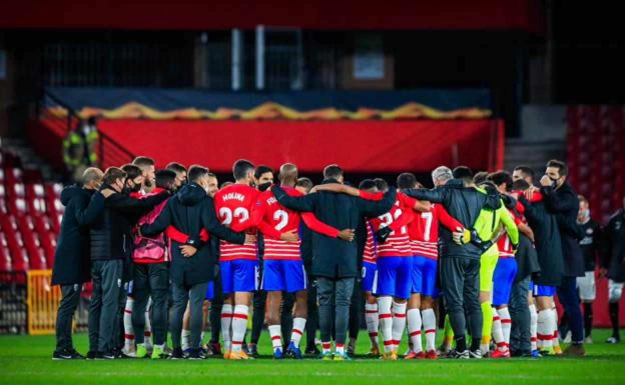 Los integrantes de la primera plantilla del Granada CF celebran el pase a dieciseisavos en Los Cármenes tras la derrota con el PSV. 