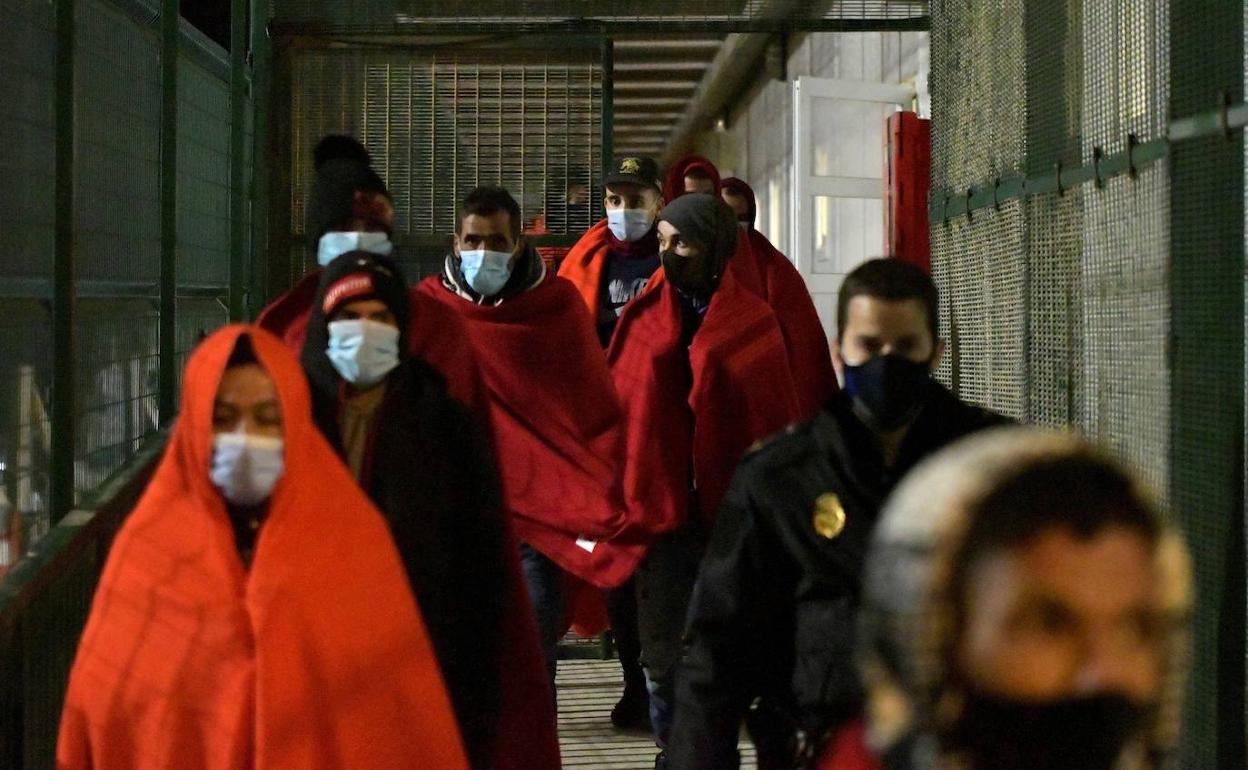 Personas llegadas en patera a Almería hace unos días.