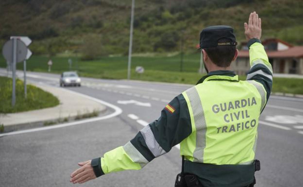 La multa de 200 euros que puede ponerte la DGT por llevar este tipo de prenda al volante