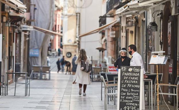 ¿Hasta qué hora pueden abrir bares y restaurantes en Andalucía?