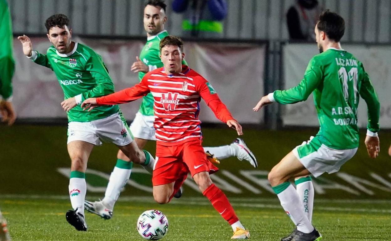 Antonio Aranda, entre rivales durante el partido contra el San Juan en Pamplona. 