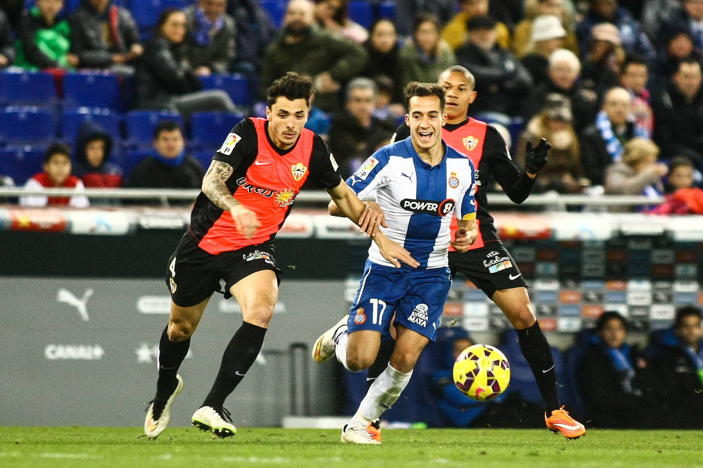 Ximo Navarro disputada el balón con Lucas Vázquez, en el partido número 100 de la UDA en Primera. 
