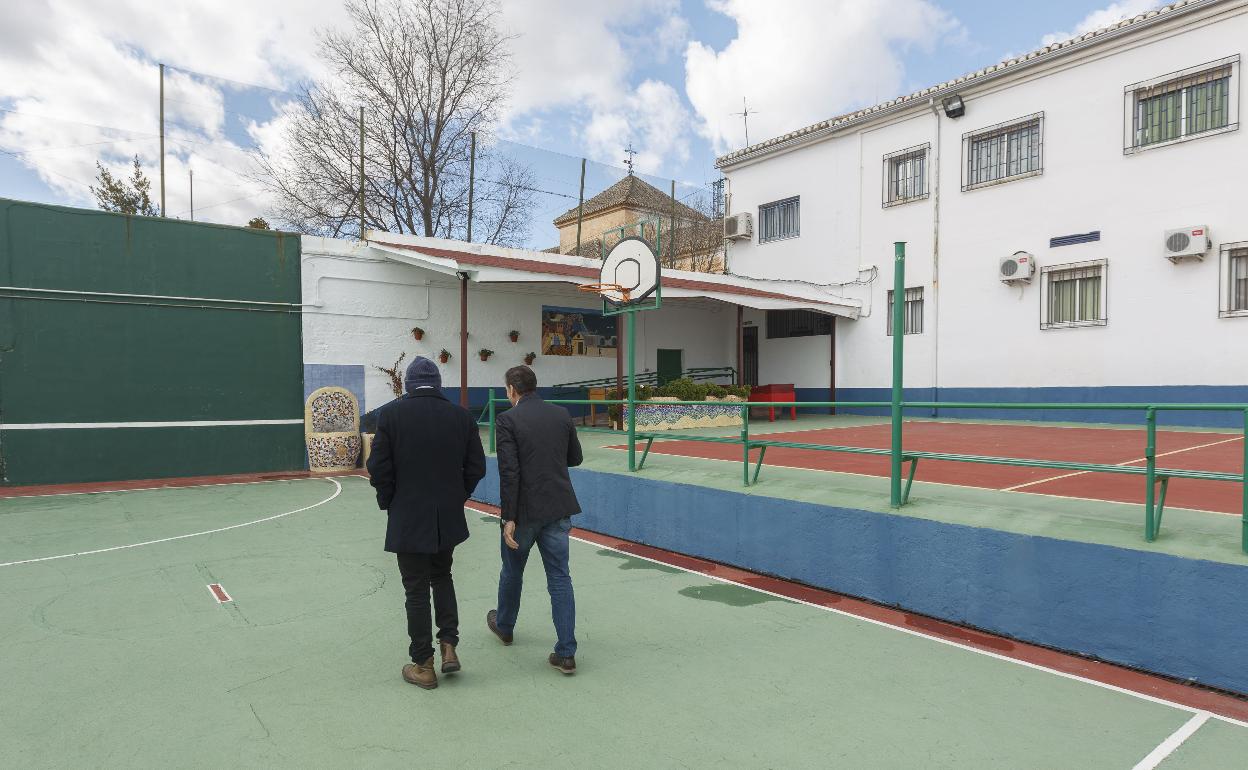 Dos personas caminan por el interior del centro de internamiento de Menores de San Miguel Alto