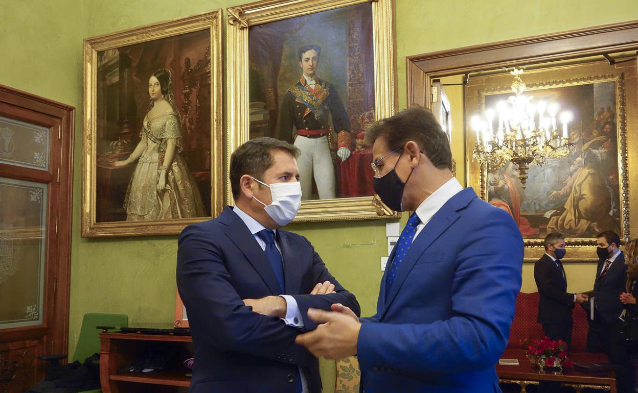 El alcalde de Granada, Luis Salvador, y el presidente de la CGE, Gerardo Cuerva, ayer en el Ayuntamiento.