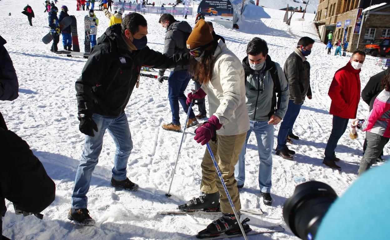 Juanma Moreno este sábado en Sierra Nevada. 