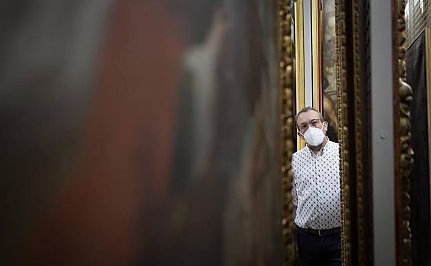 Ricardo Tenorio, director del Museo de Bellas Artes, en los almacenes donde se guardan algunas de las obras que no están expuestas al público. 