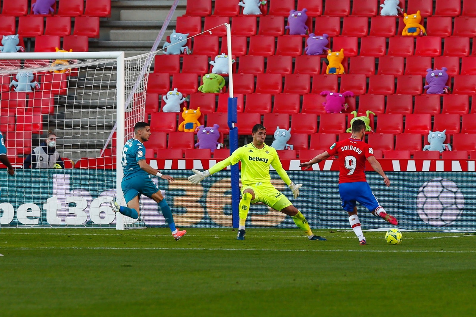 Soldado se dispone a rebasar a Joel Robles para conseguir el segundo gol. 