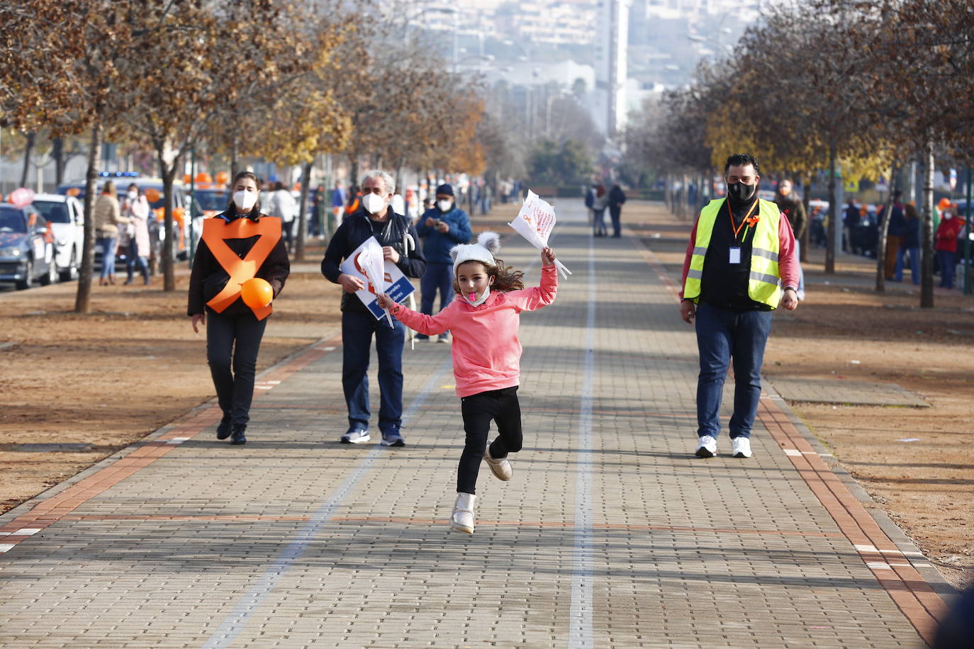 Cientos de coches recorren nuevamente las calles de la ciudad