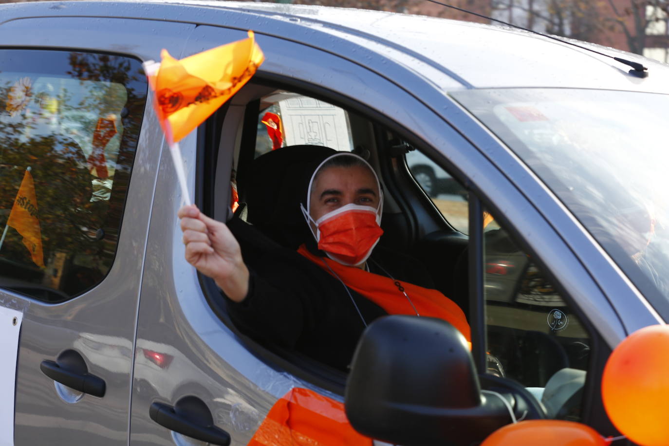 Cientos de coches recorren nuevamente las calles de la ciudad