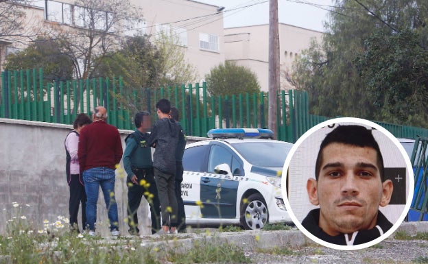 Guardias civiles en la barriada de las Flores de Pinos Puente tras un tiroteo del fugitivo Adonai. 