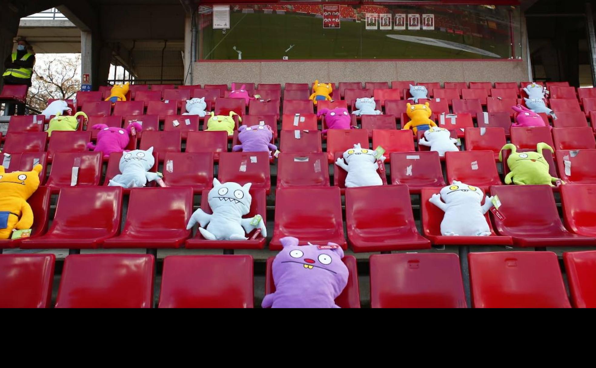 Los peluches de colores que fueron situados en los fondos del estadio de Los Cármenes. 