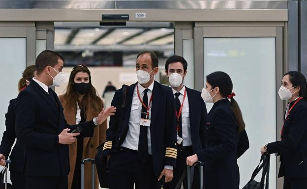 Una tripulación procedente de Gran Bretaña, en el aeropuerto de Madrid. 