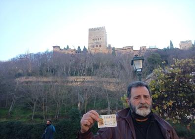 Imagen secundaria 1 - El dueño, clientes y amigos celebraron el cuarto premio en el Paseo de los Tristes.