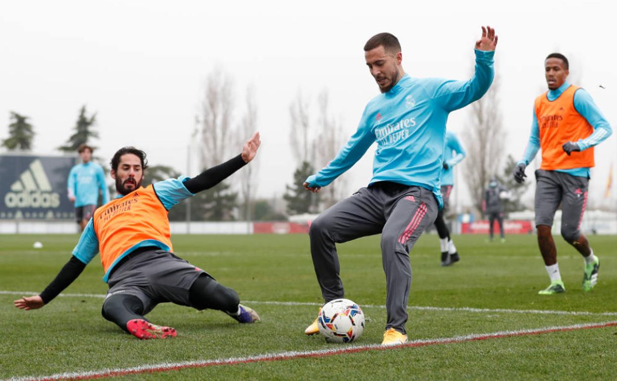 Isco Alarcón trata de arrebatar un balón a Eden Hazard en un entrenamiento, 
