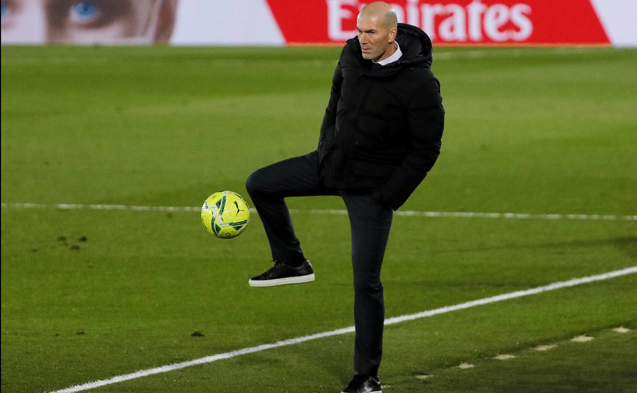 Zinedine Zidane controla un balón durante el partido contra el Atlético de Madrid en el Di Stéfano. 