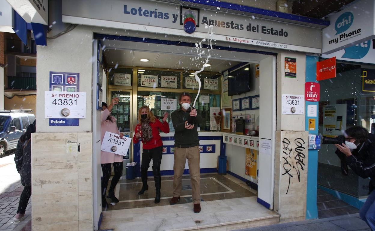 Joaquina Rubio, en el centro, celebra el quinto premio vendido en su administración. 