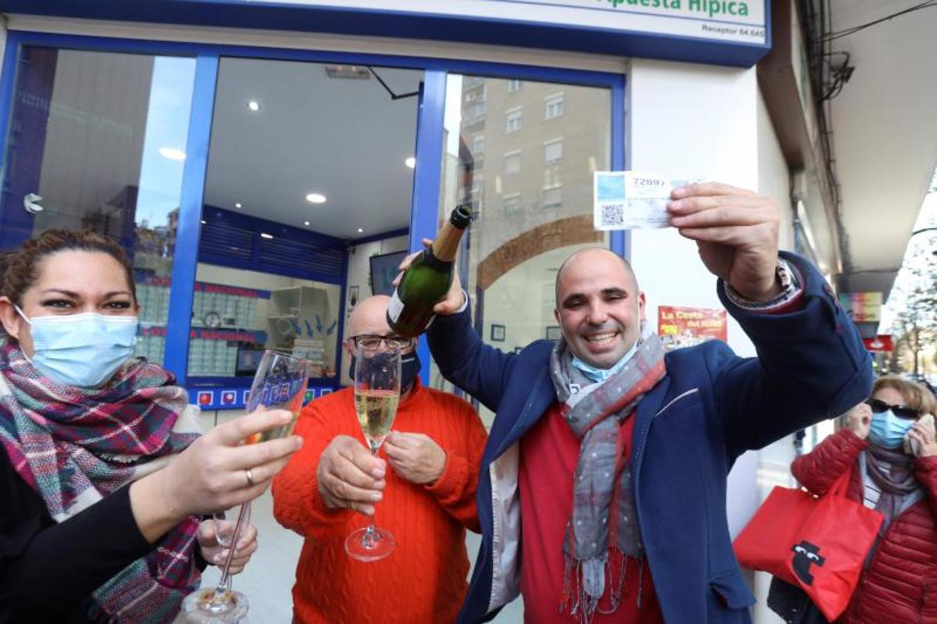 Celebración en el despacho de loterías 'Los Manolos' de Salamanca