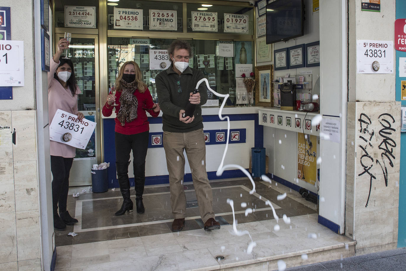 Alegría por partida doble en Granada capital con el Gordo y el cuarto premio.