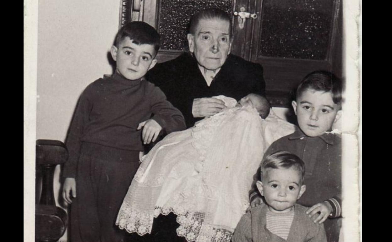 Don Emilio, recién nacido, con su abuela y sus hermanillos.