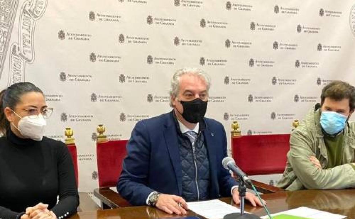 La concejala de Cultura, Lucía Garrido; el de Deportes, José Antonio Huertas, y el cineasta, ayer en el Ayuntamiento.