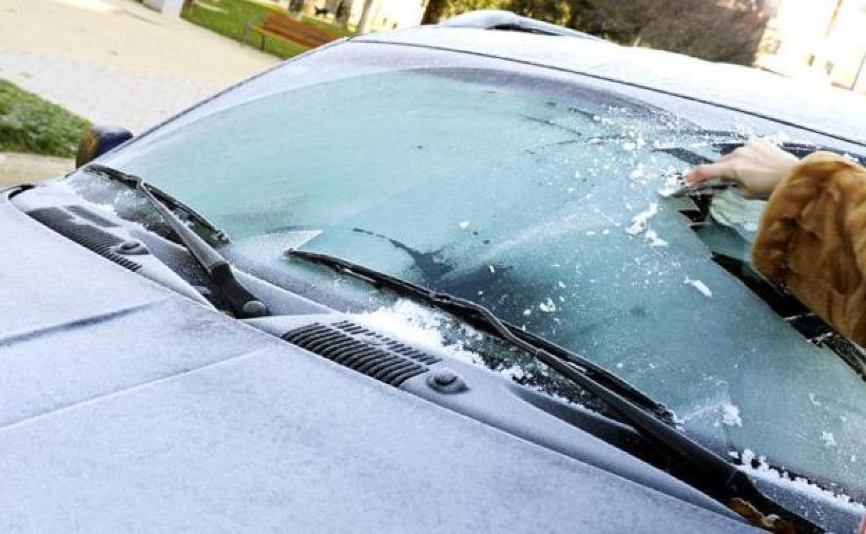 DGT: consejos para eliminar el hielo del parabrisas del coche